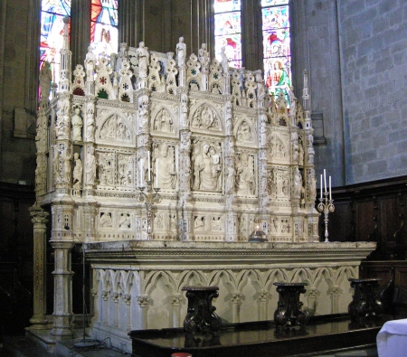 Duomo_di_arezzo,_interno,_altare_marmoreo.JPG