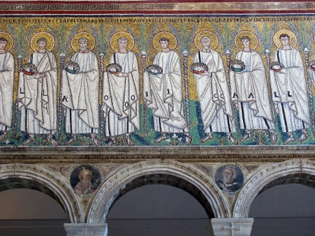 1280px-Ravenna,_sant'apollinare_nuovo,_int.,_santi_martiri_offerenti,_epoca_del_vescovo_agnello,_05.JPG
