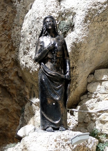 Statue_of_Saint_Thecla,_Maaloula.jpg
