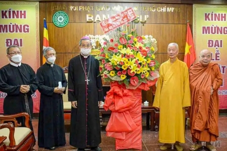 le-13-mai-a-la-pagode-nationale-vietnamienne-lors-dune-rencontre-de-mgr-joseph-nguyen-nang-et-du-venerable-thich-tri-quang-en-jaune-a-loccasion-de-la-fete-de-vesak.jpg