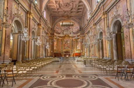 La-Basilica-dei-Santi-Giovanni-e-Paolo-la-regale-chiesa-dei-lampadari-3.jpeg
