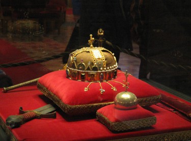 Crown,_Sword_and_Globus_Cruciger_of_Hungary.jpg