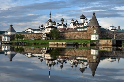 Fortress_wall_and_Domes_of_the_Cathedrals_of_the_Solovetsky_Monastery.jpg