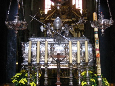 Wawel-Cathedral-relics-of-St.-Stanislaw_zoom.jpg