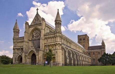 Saint-Albans-Cathedral-Hertfordshire-Eng.jpeg
